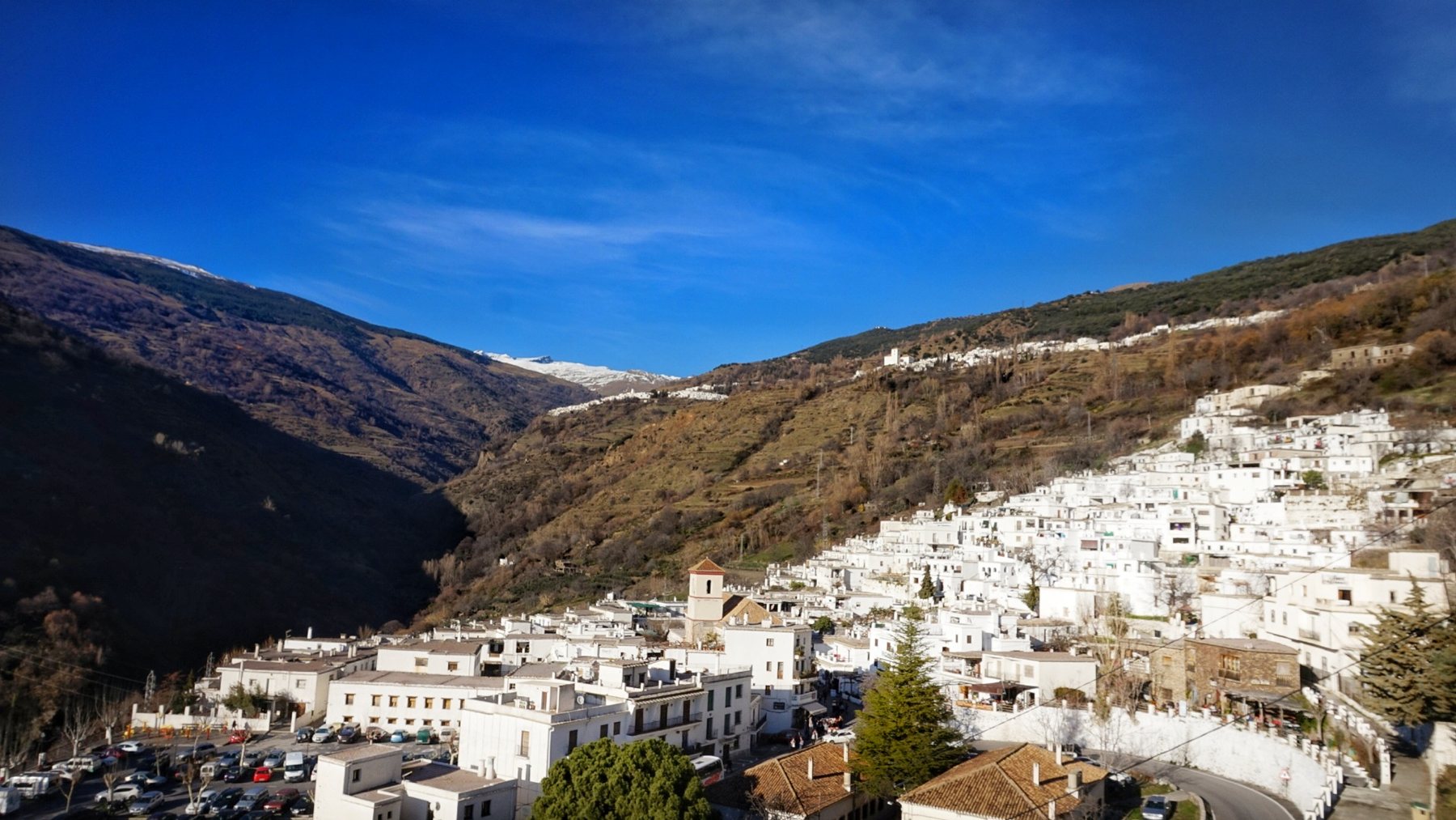 Capileira en la Alpujarra con Sierra Nevada al fondo