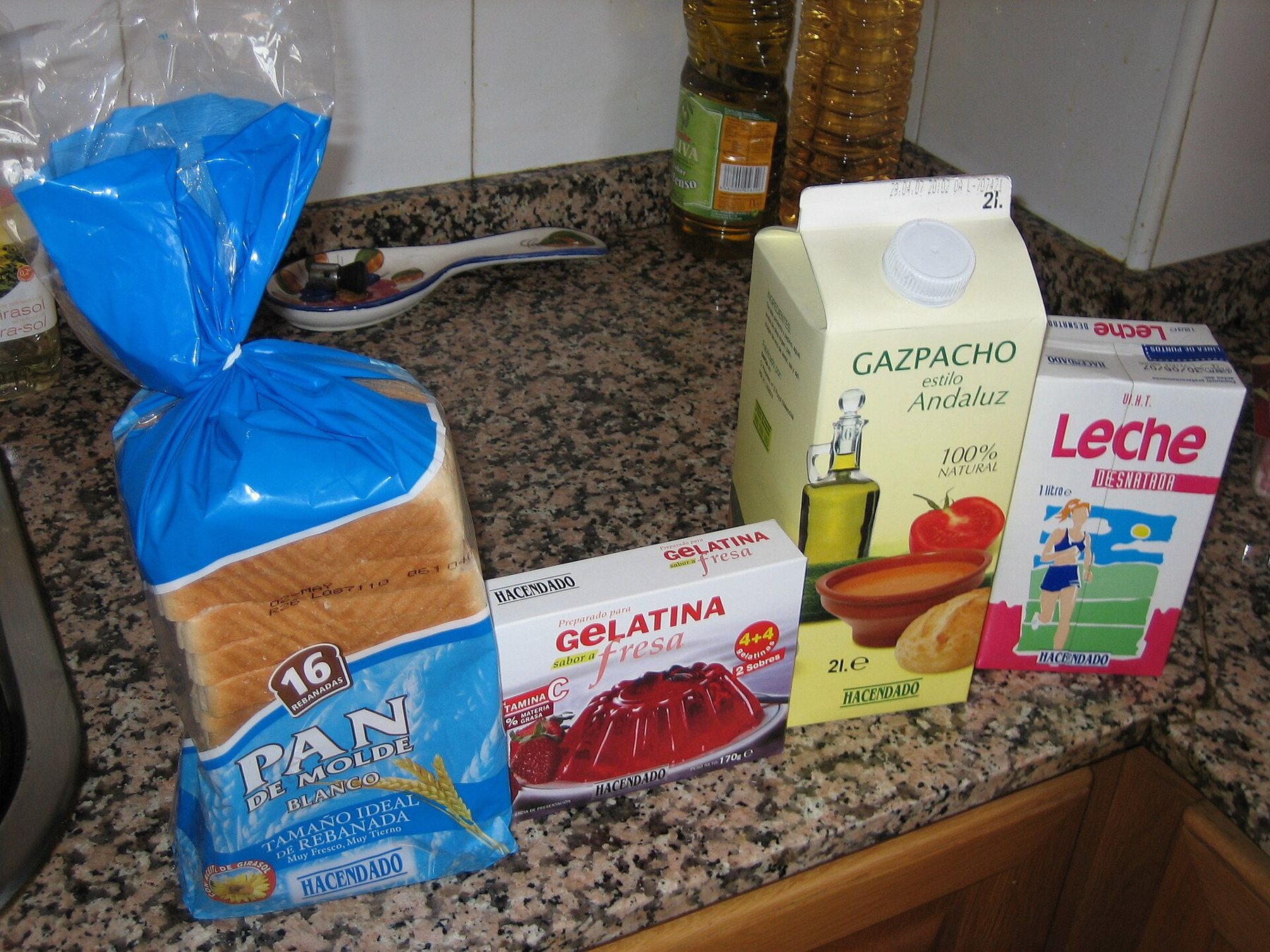 Mercadonas Eigenmarke Hacendado: Brot, Gazpacho, Milch und Gelee