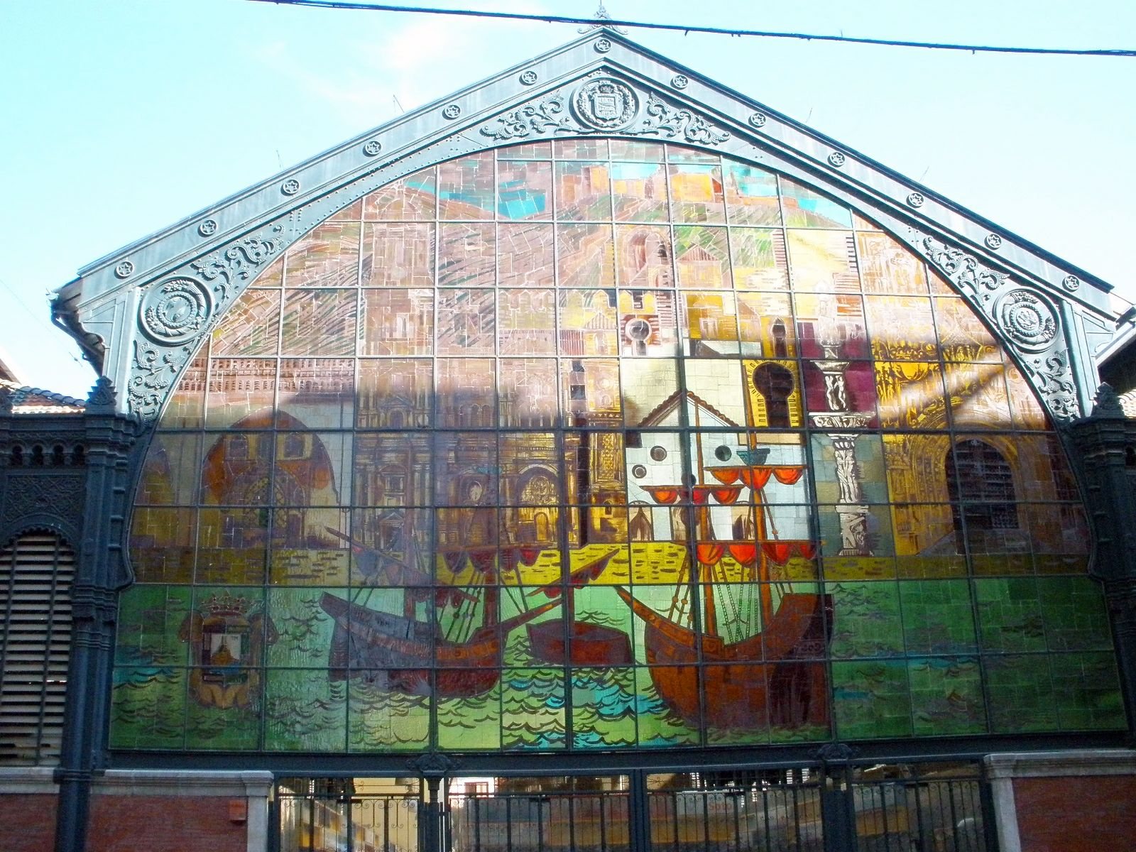 The large stained glass window at the Atarazanas market hall in Málaga. Photo: Zarateman, CC0