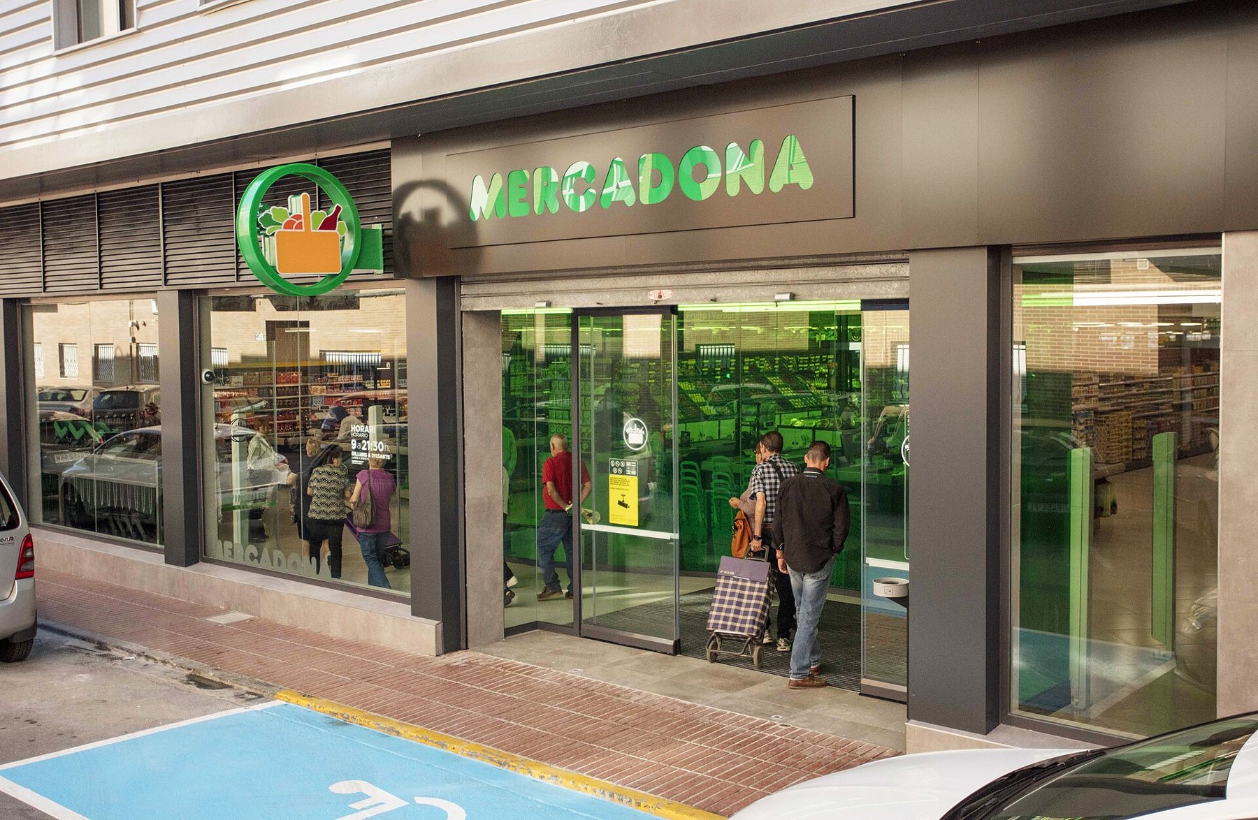 Mercadonas neue Ladenfront mit dem grünen Logo