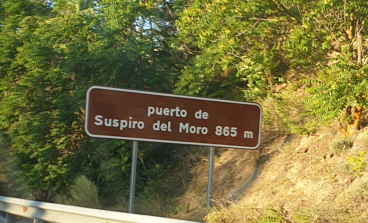 El cartel en el puerto del Suspiro del Moro, a 865 metros sobre el nivel del mar