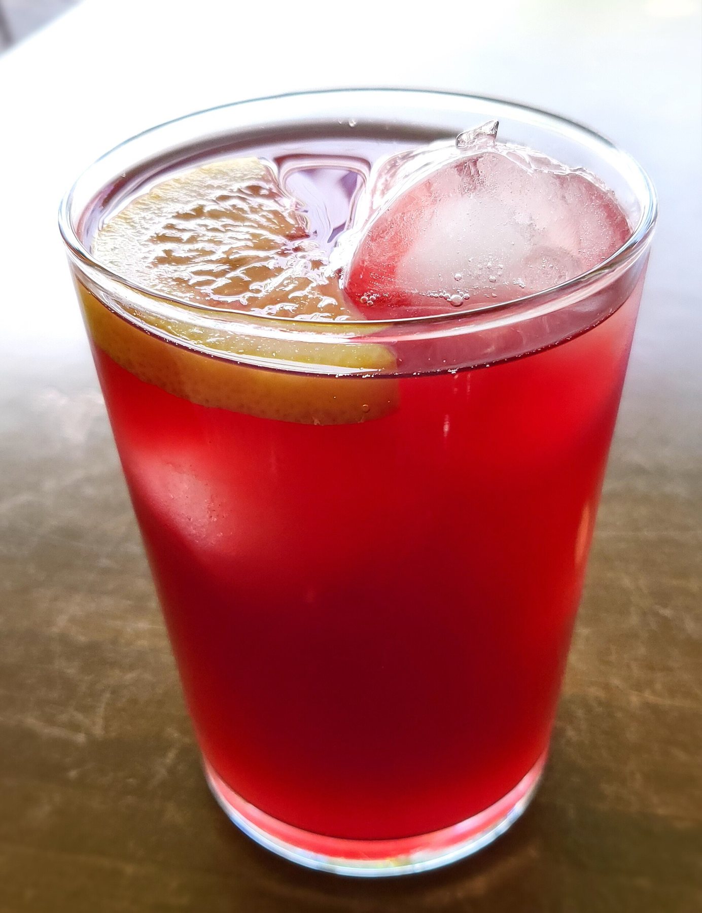 Tinto de verano – rødvin, citronsodavand og is