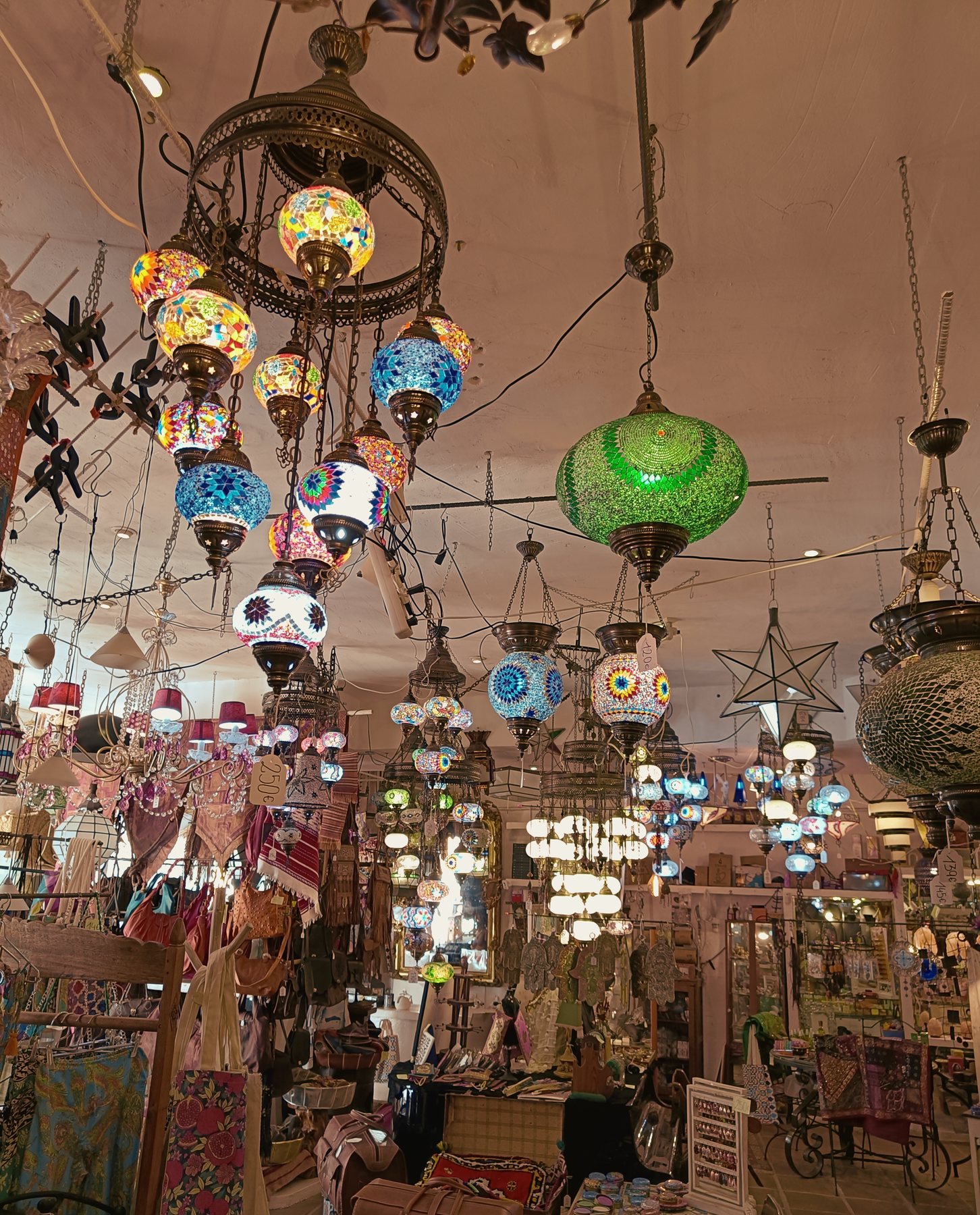 Marokkanske lamper i en butik i byen