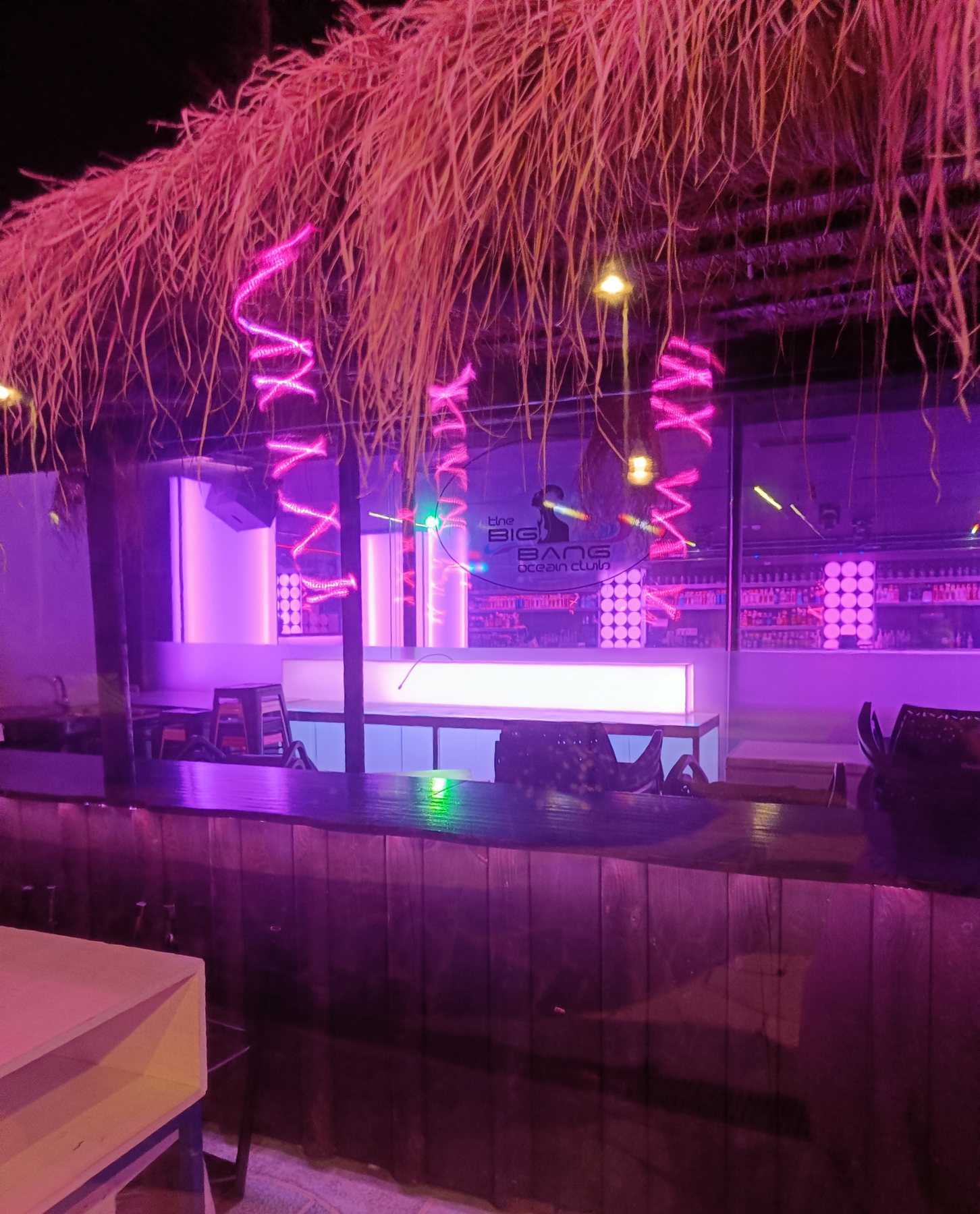 Strandbar i neonlys på promenaden