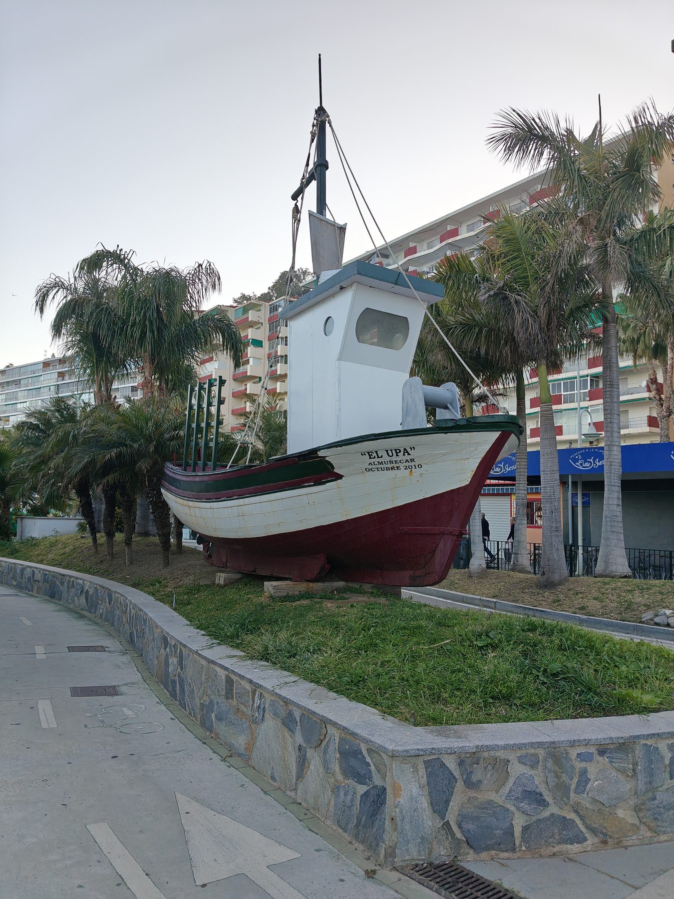 Den gamle fiskerbåd på strandpromenaden
