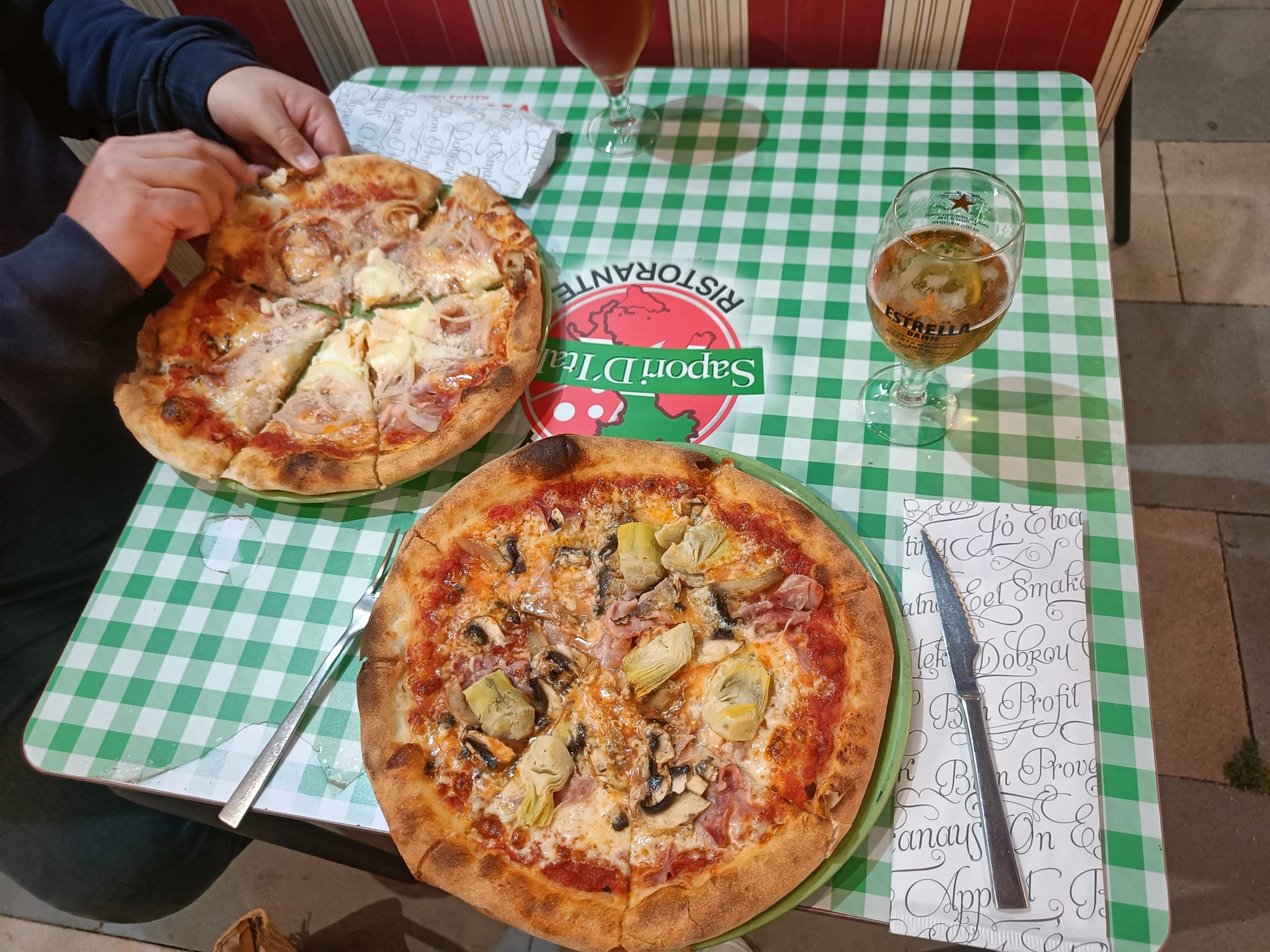To pizzaer på den grønternede dug hos Sapori