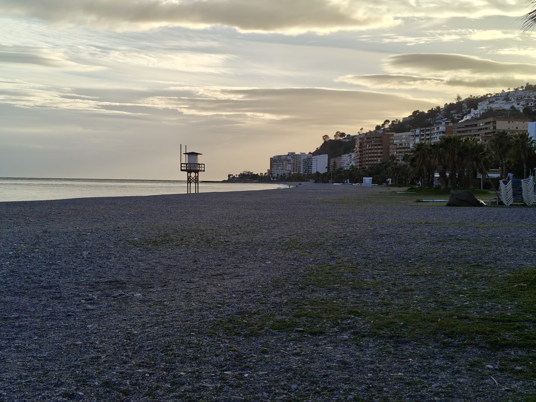 Stranden og promenaden ved Velilla