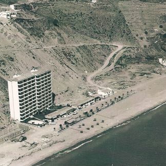 Luftfoto af Playa Tropical i 1969 – blok A og B ved stranden, bjergene bag